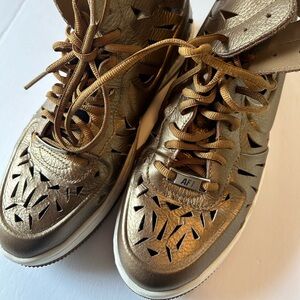 Nike A1 women’s size 8 gold sneaker